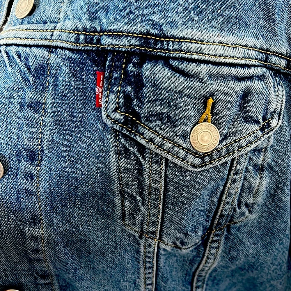 NWT Levi’s Original Denim Trucker Jacket with Puffed Sleeves